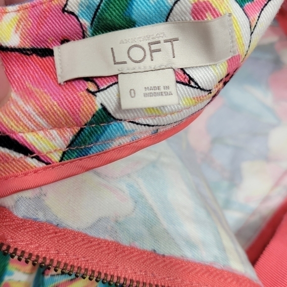 Loft Denim Pencil Skirt with a Floral Print in a Women's Size 0 - Picture 5 of 10